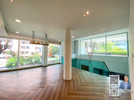 Selling a modern-style house in a village with a swimming pool, located in Thonglor Soi (Sukhumvit 55).