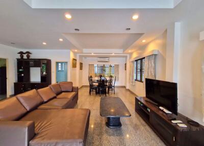 4 Bedrooms Villa / Single House in Eakmongkol Thepprasit Jomtien H011260