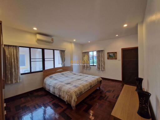 4 Bedrooms Villa / Single House in Eakmongkol Thepprasit Jomtien H011260