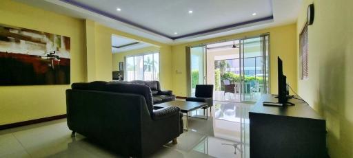 6 Bedrooms House for Sale in Huay Yai