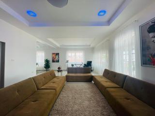 6 Bedrooms East Pattaya House for Sale