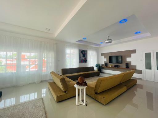 6 Bedrooms East Pattaya House for Sale