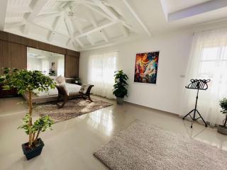 6 Bedrooms East Pattaya House for Sale