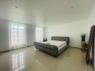 6 Bedrooms East Pattaya House for Sale