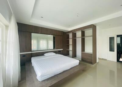 6 Bedrooms East Pattaya House for Sale