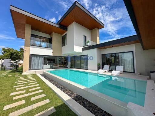 4 Bedrooms House in Prime Habitat Pool Villa East Pattaya H011098