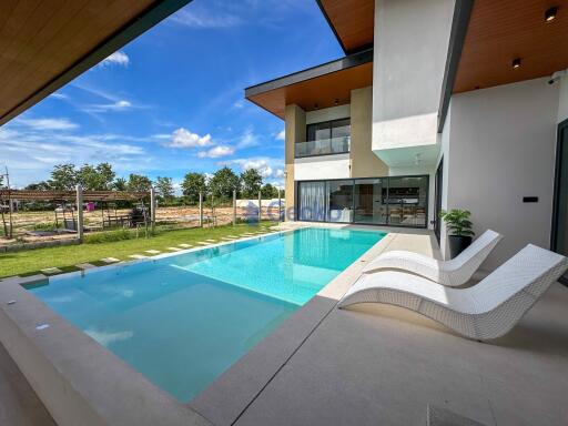 4 Bedrooms House in Prime Habitat Pool Villa East Pattaya H011098