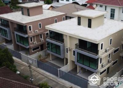 3-BR Semi-detached House in Bang Na Nuea