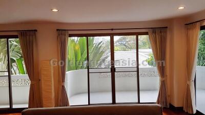 Spacious 3-Bedrooms Apartment with balcony - Wireless Road - Ploenchit