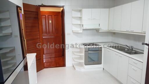 Spacious 3-Bedrooms Apartment with balcony - Wireless Road - Ploenchit