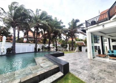 Luxury pool villa in Jomtien for sale