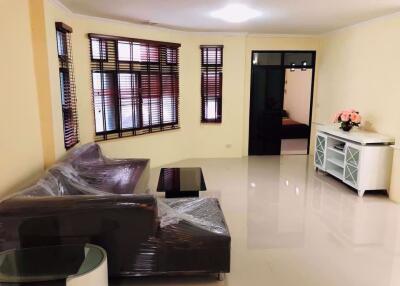 4 bed House in Moo Baan Chicha Castle Khlong Toei Nuea Sub District H10415