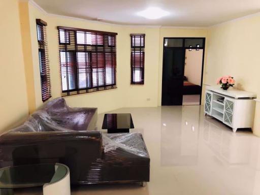 4 bed House in Moo Baan Chicha Castle Khlong Toei Nuea Sub District H10415