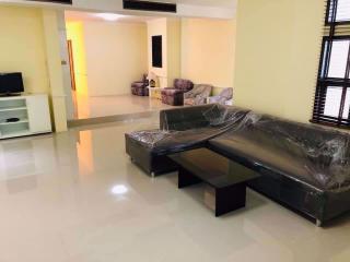 4 bed House in Moo Baan Chicha Castle Khlong Toei Nuea Sub District H10415