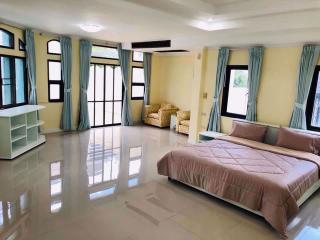 4 bed House in Moo Baan Chicha Castle Khlong Toei Nuea Sub District H10415