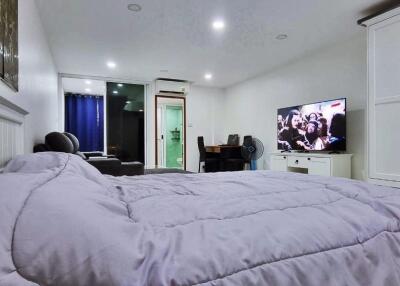 Studio Pattaya Beach Condo for Sale