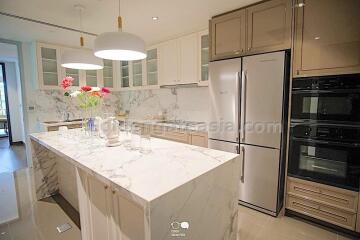 Serene 3-Bedrooms condo - Sathorn - Yenakard