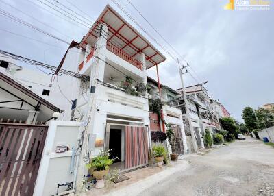 Really cheap 3 Bed Townhouse For Rent in Jomtien