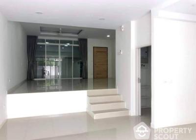 4-BR House near MRT Phetchaburi