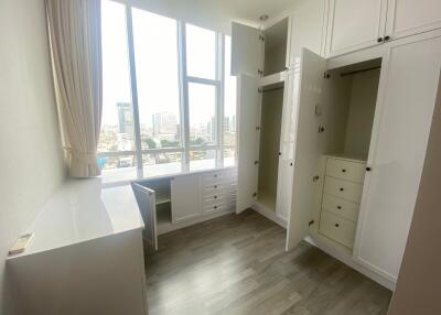 1-Bedroom 2-Bathroom Fully-Furnished with walk-in closet/wardrobe for Rent