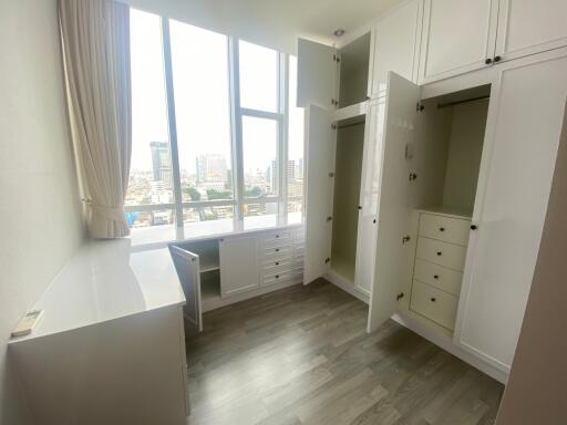 1-Bedroom 2-Bathroom Fully-Furnished with walk-in closet/wardrobe for Rent