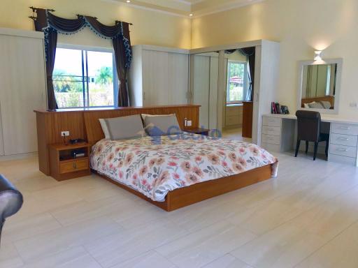 5 Bedrooms House in Santa Maria East Pattaya H010559