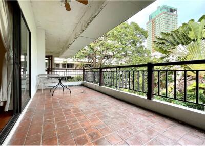 Lovely unit homey style big balcony; easy walk near by convenient store, supermarket, nice restaurant and pet friendly  5 minutes walk to bts Asoke. - 920071058-260