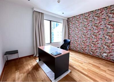 The corner room, a bright and very new unit on Sukhumvit 24 is close to BTS Phrom Phong.