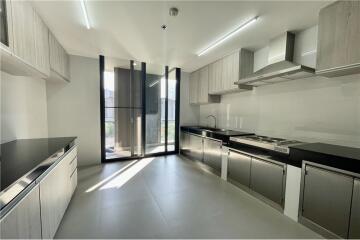 Luxury 3 bedrooms for rent closed to BTS Promphong