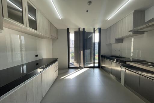 Luxury 3 bedrooms for rent closed to BTS Promphong