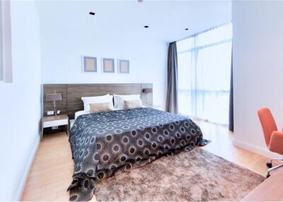 For Rent Spacious 3-Bedrooms Condo on the 37st Floor at  Athenee Residence.