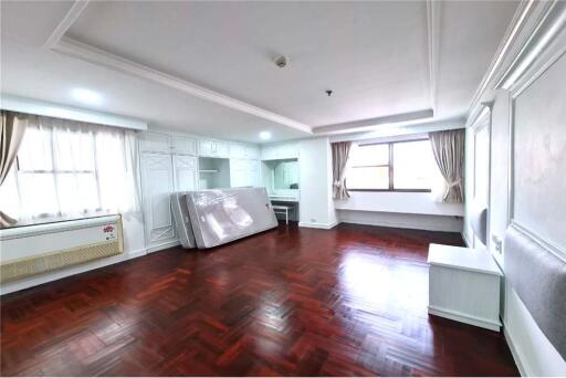 For Rent  3 Bed, 3 Bath, Sukhumvit 49 Brith Room