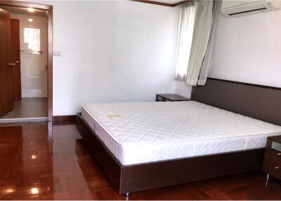 For Rent 4BR; Sukhumvit 24, High Ceilings.