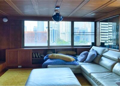 Spacious 3-bedroom living with grand balcony Nest to Lumpini Park