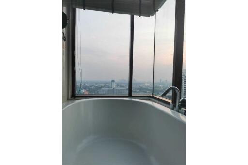 For Rent 3 Beds+Madroom 4 Bathroom/Sukhunvit24 Big bathtub among valuable view