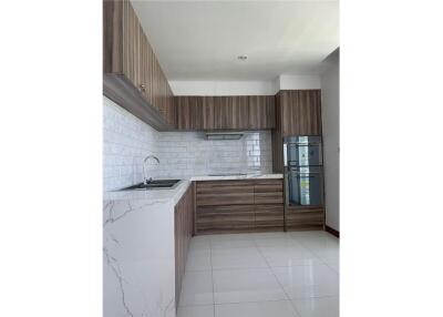 For Rent 3 bedroom 215 sqm (Renovated 2021) BTS ThongLor