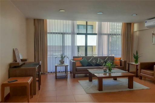 Pet-friendly 2 bed condo near BTS Phrompong.