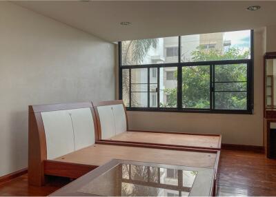 Pet-friendly 2 bed condo near BTS Phrompong.