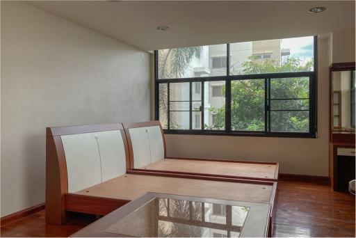 Pet-friendly 2 bed condo near BTS Phrompong.