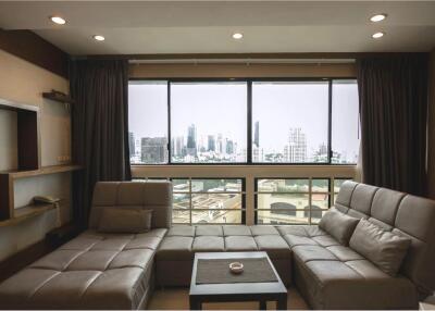 Luxury pet-friendly condos near BTS Phrom Phong.