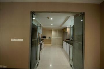 Luxury pet-friendly condos near BTS Phrom Phong.