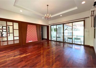 Renovated 4-Bed Single House with Private Pool  Soi Soonvijai