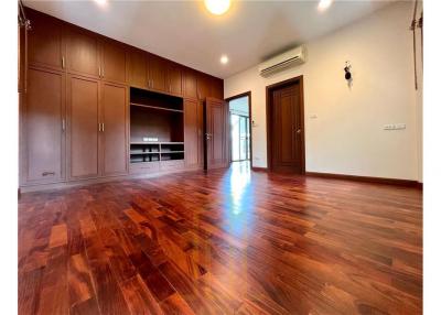 Renovated 4-Bed Single House with Private Pool  Soi Soonvijai