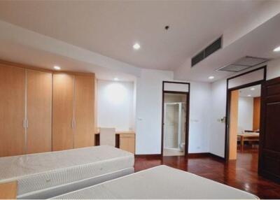 Special Price! Newly Renovated Pet-Friendly 3-Bedroom Apartment for Rent Near BTS Phrompong Station - 920071001-12070