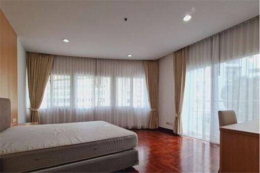 Special Price! Newly Renovated Pet-Friendly 3-Bedroom Apartment for Rent Near BTS Phrompong Station - 920071001-12070