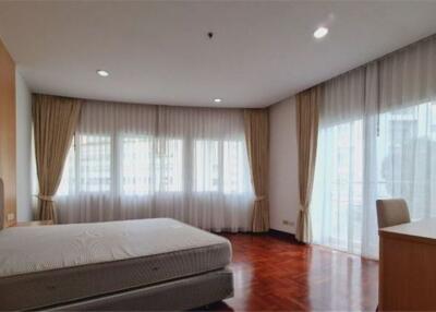 Special Price! Newly Renovated Pet-Friendly 3-Bedroom Apartment for Rent Near BTS Phrompong Station - 920071001-12070