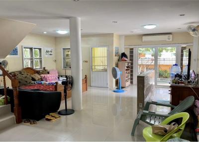 432 Sqm., 3 Beds, 2 Baths Townhouse listed for ฿ 6,000,000.