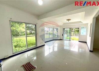 450 Sqm., 3 Beds, 2 Baths Townhouse listed for ฿ 3,990,000.