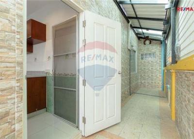 175 Sqm., 5 Beds, 2 Baths Townhouse listed for ฿ 3,500,000.