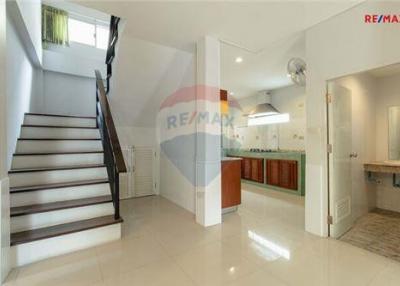 175 Sqm., 5 Beds, 2 Baths Townhouse listed for ฿ 3,500,000.